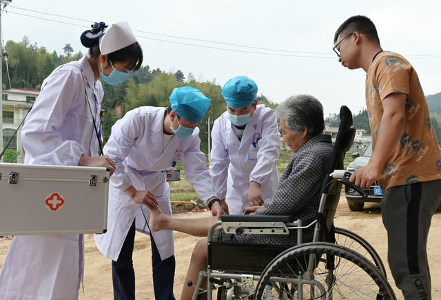 义诊
送医下乡
健康服务
医院
农村
医务人员
健康送到家门口
义诊服务暖人心
进村入户