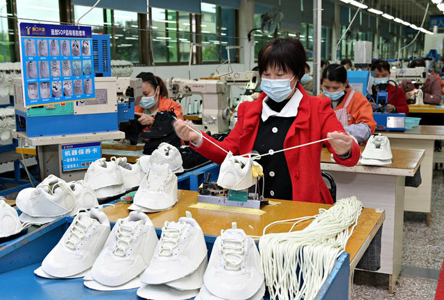 企业  经开区  生产  鞋 国内外市场 订单产品 生产旺盛  工业  经济  防疫生产两不误