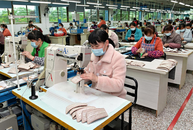 企业  经开区  生产  鞋 国内外市场 订单产品 生产旺盛  工业  经济  防疫生产两不误