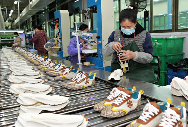 企业  经开区  生产  鞋 国内外市场 订单产品 生产旺盛  工业  经济  防疫生产两不误