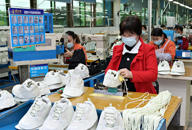 企业  经开区  生产  鞋 国内外市场 订单产品 生产旺盛  工业  经济  防疫生产两不误