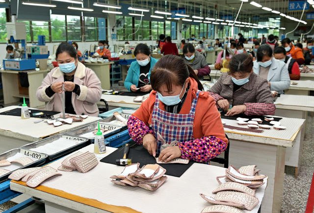 企业  经开区  生产  鞋 国内外市场 订单产品 生产旺盛  工业  经济  防疫生产两不误