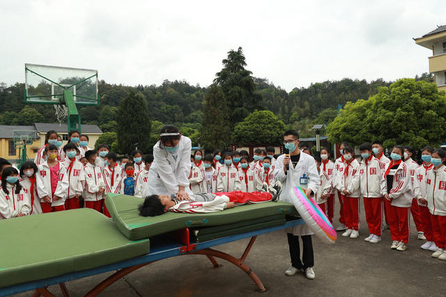 学校 学生 医护 防溺水 安全 讲授  自救 演练