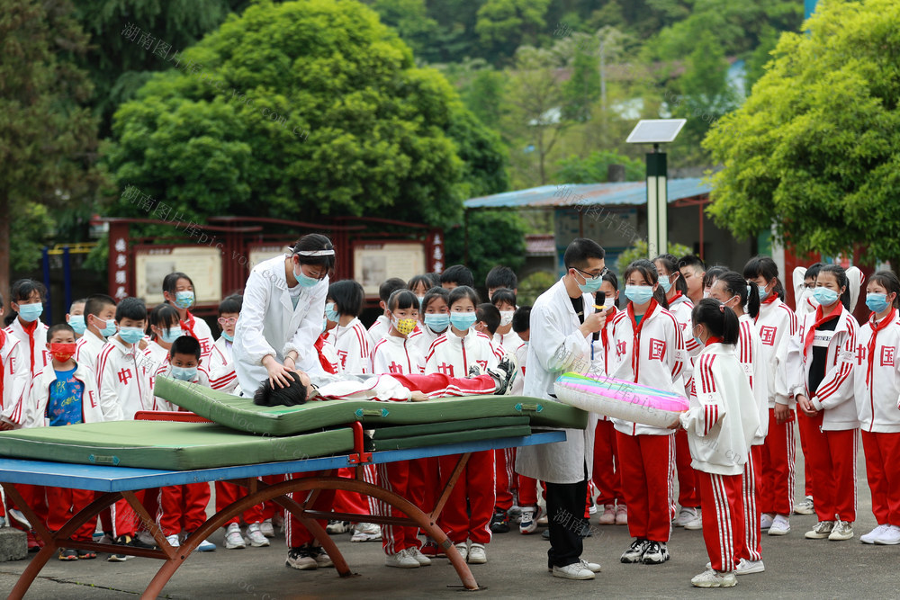 学校 学生 医护 防溺水 安全 讲授  自救 演练