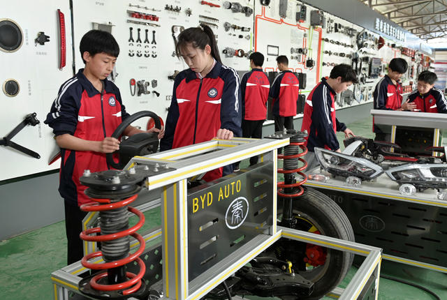 职业教育,,订单培训,,人才市场,,学校,,学生,,就业,,汽车维修,,实践操作,,发动机