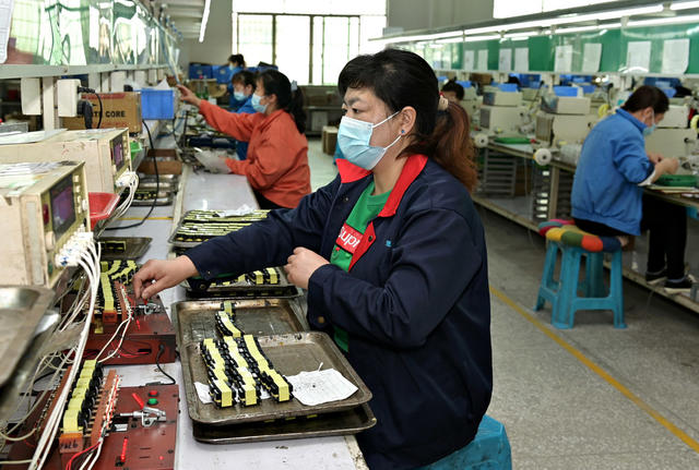 企业生产
保订单
防疫生产两不误
工业园区
产销两旺
市场
电子产品
公司
工业
