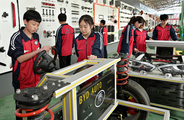 职业教育,,订单培训,,人才市场,,学校,,学生,,就业,,汽车维修,,实践操作,,发动机
