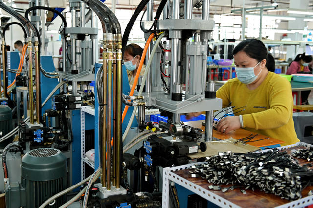 五一假期 企业  生产  加班加点  放弃休假  假日坚守岗位  电子产品 工业  订单产品  忙生产