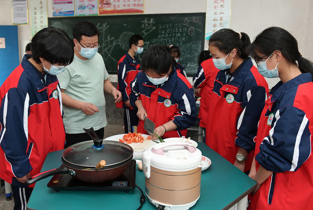 劳动  劳动课 学校 学生 技能 自理能力 炒菜  学生生活