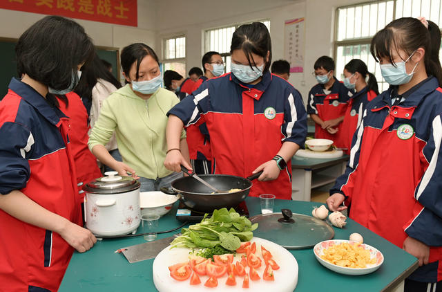 劳动  劳动课 学校 学生 技能 自理能力 炒菜  学生生活