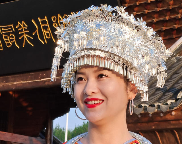 少数民族  侗族  姑娘  小伙  荷花