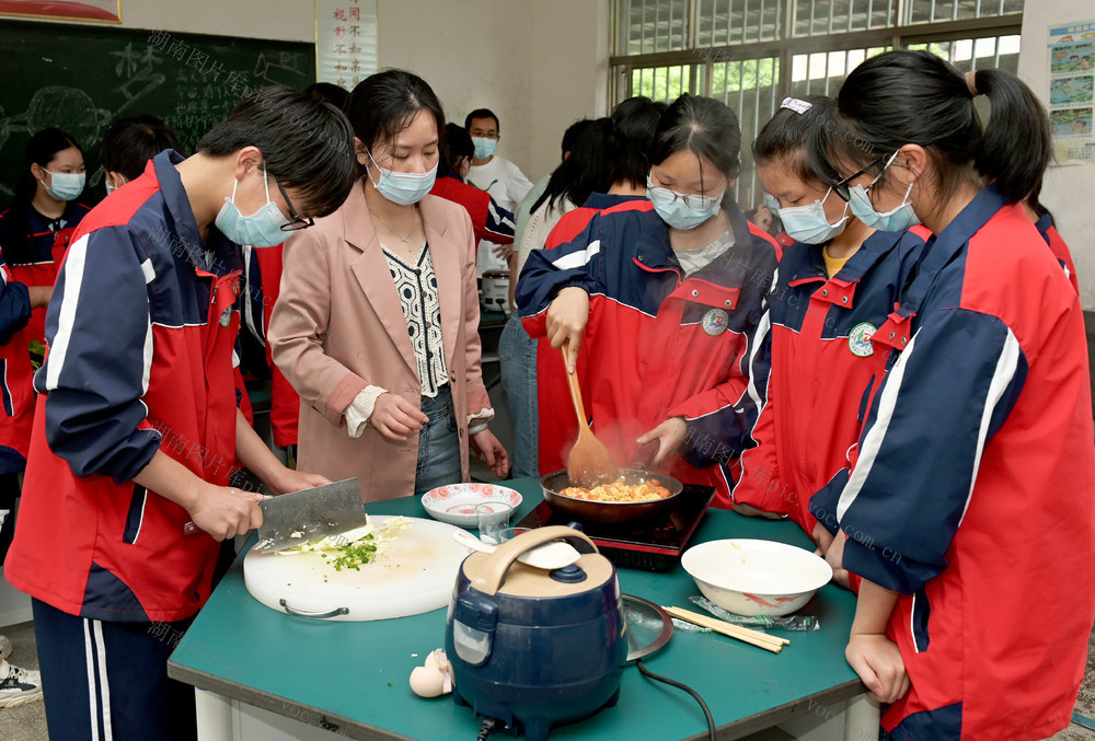 劳动  劳动课 学校 学生 技能 自理能力 炒菜  学生生活