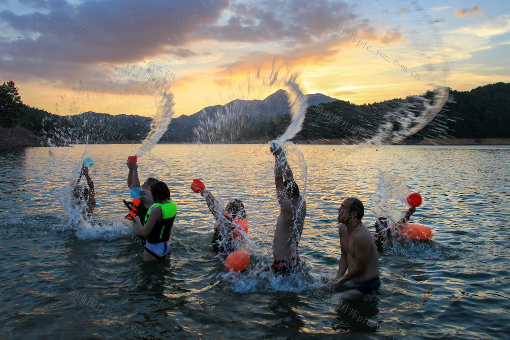 衡山县  九观桥水库  游泳 戏水 打水仗  休闲 黄昏 避暑  夏天 炎热  高温 晚霞  日落