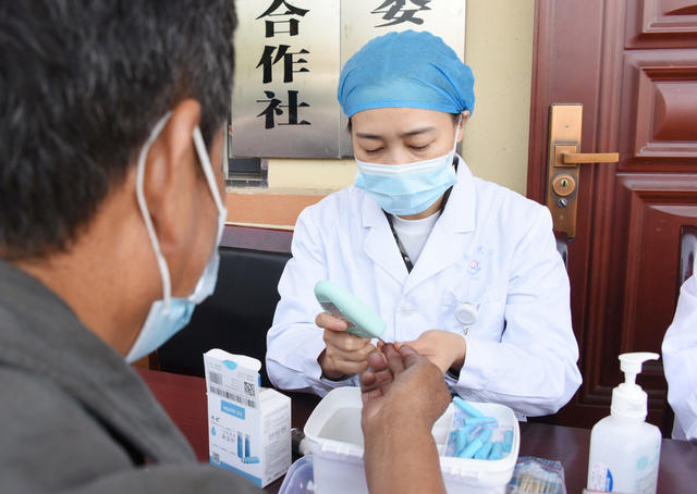  Family doctors of social health in Lixian County, Changde County go to the countryside for free clinic every day