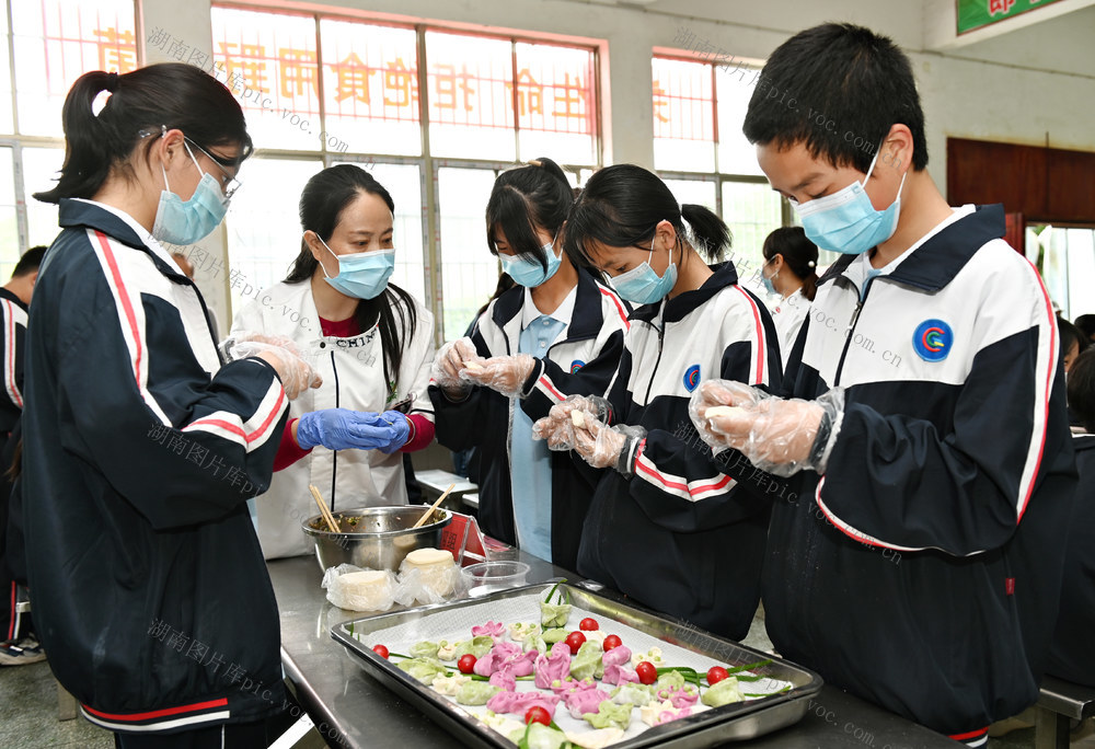 劳动,劳动课,教育,学生,学校,煮饭炒菜,生活自理,劳动技能,包饺子,