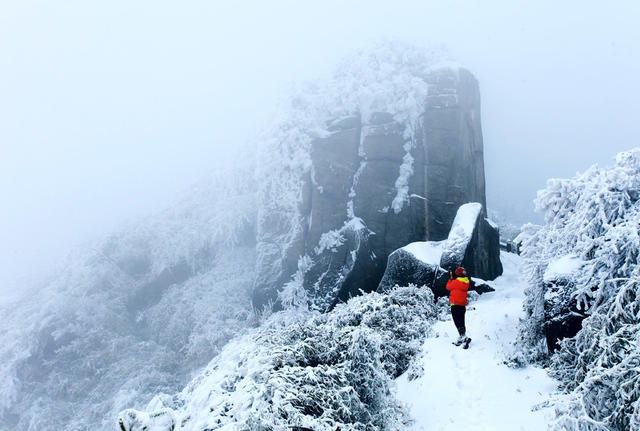 5a景区 南岳衡山 衡山风光 曾国藩古道 雪景 冰雪 雾凇 云雾 岩石  风雪 小路 冬季 寒冷  天空 户外 人物 一个人 摄影 会仙桥  植被 森林  远山  朦胧  