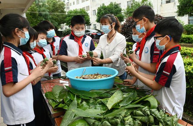 包粽子  端午节 传统文化  传统节日 学生 学校 劳动实践 动手能力 传统习俗 教育