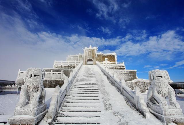 5a景区 南岳衡山 衡山风光 冰雪 雾凇 雪景 祝融峰 祝融殿 寺庙 佛教 宗教 古建筑 历史 非遗 朝拜 烧香 香客 朝圣  蓝天 白云 云彩 户外  无人 安静 天空