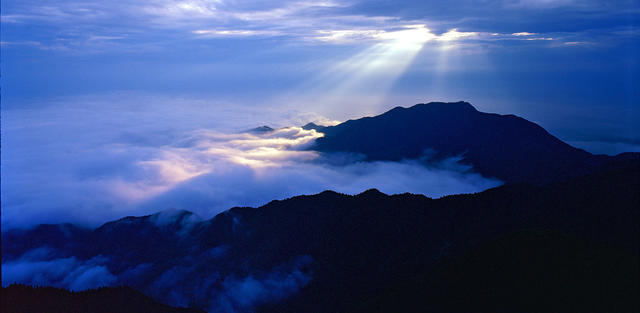 5a景区 南岳衡山 衡山风光 云海 望日台 耶稣光  神光 春季  云雾 奇异气象  光影 紫盖峰 户外 安静 无人 远山  旅行 旅游 景点 植被