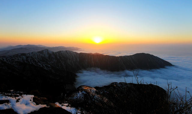 南岳衡山 衡山风光 祝融峰 日落 云海 太阳  冰雪 雾凇 雪景 曾国藩古道 会仙桥 群峰 远山 残雪  景点 网红打卡 户外 天空 安静 徒步 冬季 寒冷 夕阳