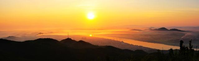 衡山县城 日出 湘江 云海 平流雾 衡山大桥 勾头峰 巾紫峰 紫巾山 晓霞峰 东方 新塘 衡东 太阳 朝霞 天空 户外 无人 倒影  