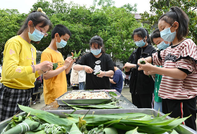 传统节日 端午节 劳动实践 包粽子 教育 教师 学生 传统文化 动手操作能力  传统食品