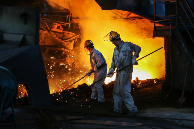 炼钢 炉前 高温  工人 酷暑  加工  熔炉 钢管 衡钢 建设  劳动  