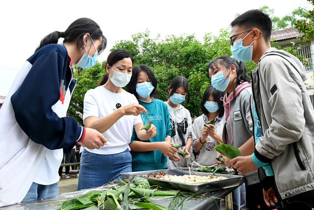 传统节日 端午节 劳动实践 包粽子 教育 教师 学生 传统文化 动手操作能力  传统食品