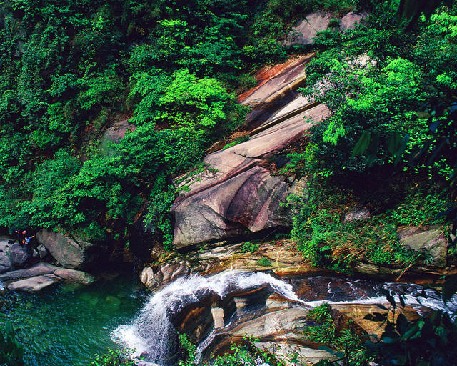 5a景区 南岳衡山 衡山风光 老龙潭 瀑布 泉水 神泉 山泉水 溪流  清澈 纯净 流动 丹霞地貌 岩石  植被 森林 树林  红旗电站 户外 休闲 避暑  