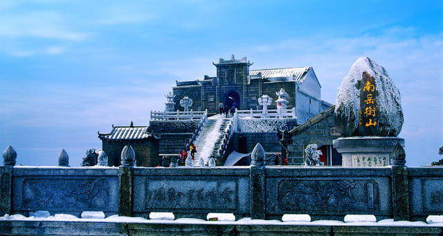 5a景区 南岳衡山 衡山风光 祝融峰 祝融殿 寺庙 古建筑 宗教 佛教 朝拜 朝圣 烧香 冰雪 雾凇 雪景 景点 风景名胜 历史 名胜古迹 非遗  天空 蓝天 户外 安静 冬季  