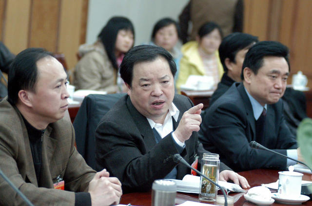 湖南省十届人大三次会议  省长周伯华下团倾听建议