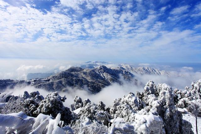 5a景区 南岳衡山 衡山风光 雪景 雾凇 冰雪 祝融峰 上封寺 云海 蓝天 白云 云雾 冬季 寒冷  天空 云彩 户外 旅行 旅游 景点 风景名胜 无人 安静 远山 群峰 天柱峰 芙蓉峰 