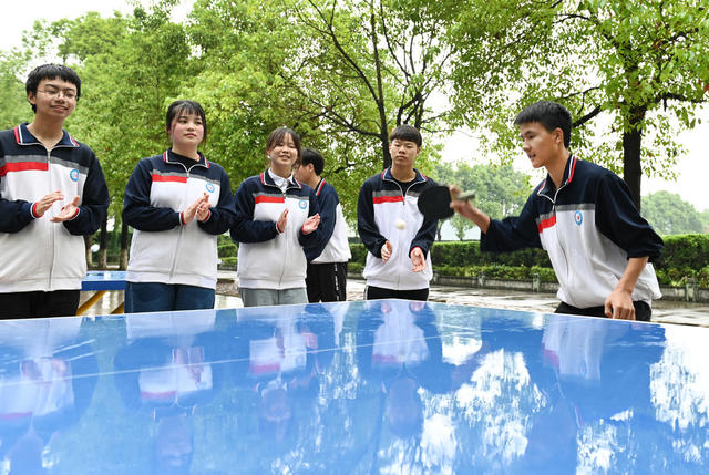 迎高考 释放压力迎高考 娱乐 活动  掰手腕 乒乓球 学习心态  教育 轻松乐观 高考减压 学生