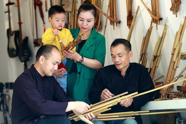侗族 芦笙 乐器 “守艺人”学习 制作 技艺 非遗 文化 传承 党组织 合作社 销售  特色 产业 乡村 振兴