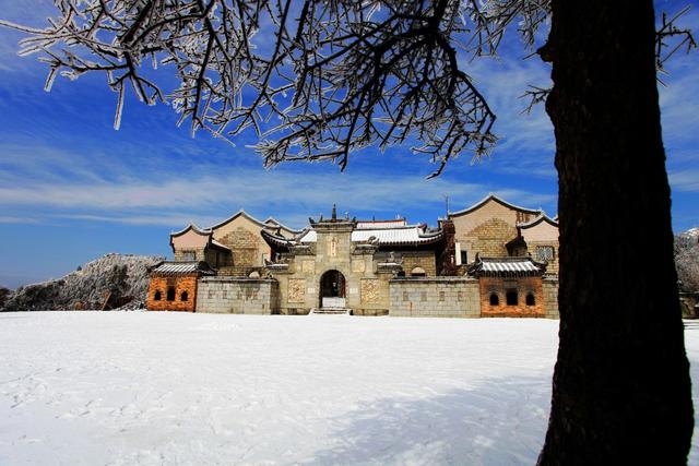 南岳衡山 衡山风光 上封寺 冰雪 雾凇 雪景 古建筑 树木 寺庙  宗教 佛教 历史 名胜古迹 风景名胜 景点 蓝天 白云  云彩 天空 无人 仙境 天宫  仙居 