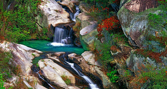 南岳衡山 衡山风光 兴隆水库 舜溪 瀑布 景点 泉水 山泉 流动 秋景  秋季 岩石 花岗岩 植被 森林 枫叶  红色   五彩 户外 无人 安静 