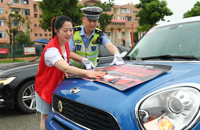 爱心送考 高考 交警 志愿者 爱心人士 爱心团队 爱心送考车 公益服务