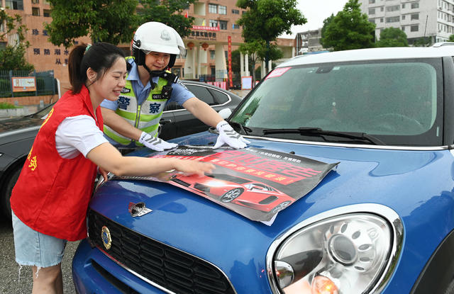 爱心送考 高考 交警 志愿者 爱心人士 爱心团队 爱心送考车 公益服务