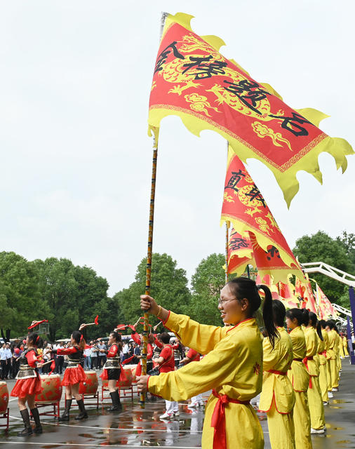 高考 欢送考生 民俗 文化 教育 群众  敲锣打鼓  舞龙 考生