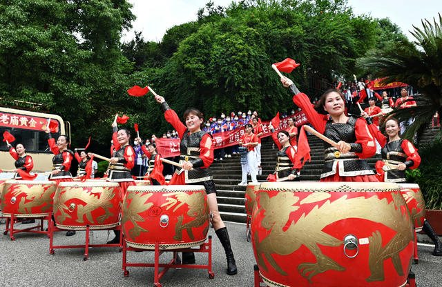 高考 欢送考生 民俗 文化 教育 群众  敲锣打鼓  舞龙 考生