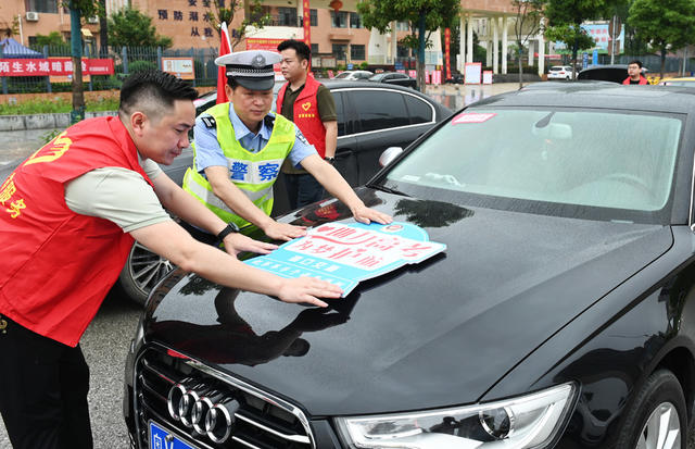 爱心送考 高考 交警 志愿者 爱心人士 爱心团队 爱心送考车 公益服务