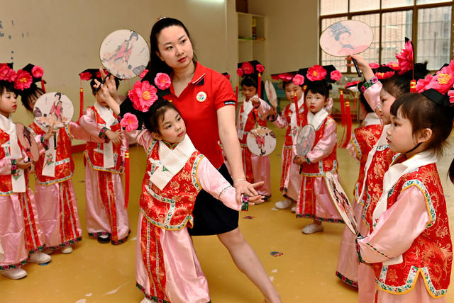 戏曲,传统戏曲,幼儿教育,传承,,表演,学习,传统文化,花古戏,祁剧,,幼儿园