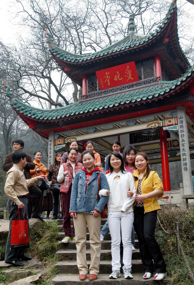 欢聚岳麓山 庆祝“三八”节