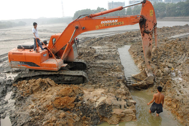 湖南烈士公园  年嘉湖  清淤  捕鱼