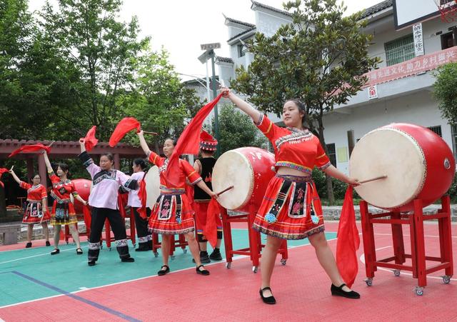    学  苗鼓   传   非遗