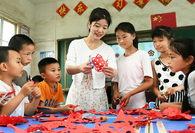 三下乡 支教 大学生 志愿者 留守儿童 暑假生活 剪纸 文化 艺术 教育