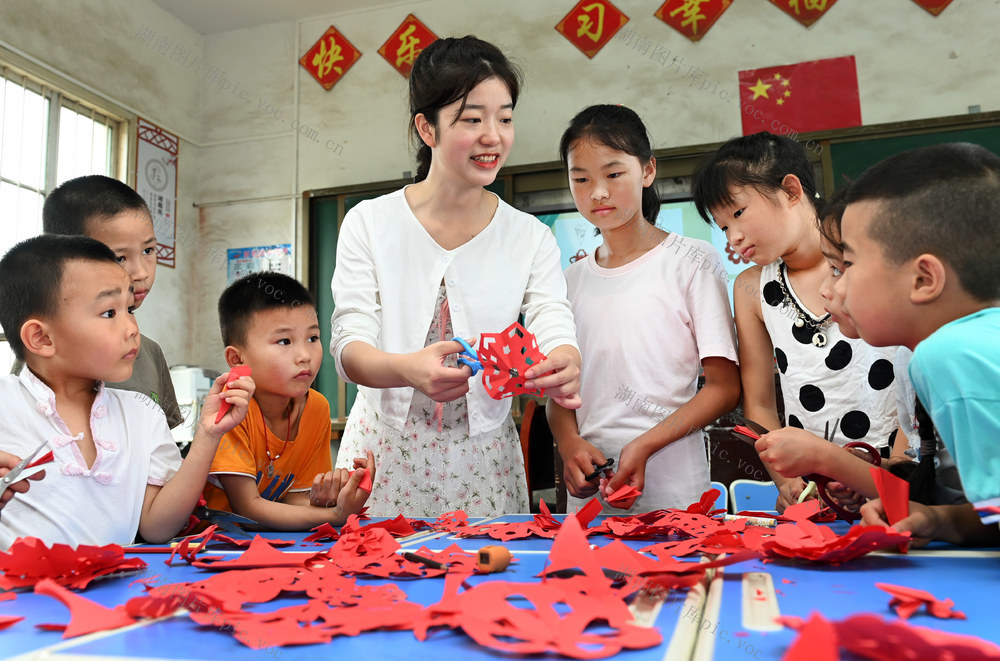 三下乡 支教 大学生 志愿者 留守儿童 暑假生活 剪纸 文化 艺术 教育