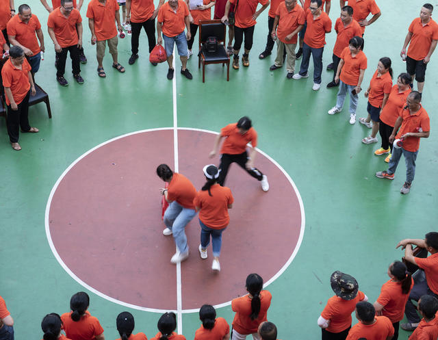 职工 体育 娱乐 拔河 文化 凝聚力 表情