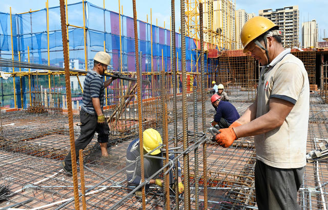 重点工程项目 施工 建筑 工人  高温天气 错峰施工 生产进度 工地 工程建设