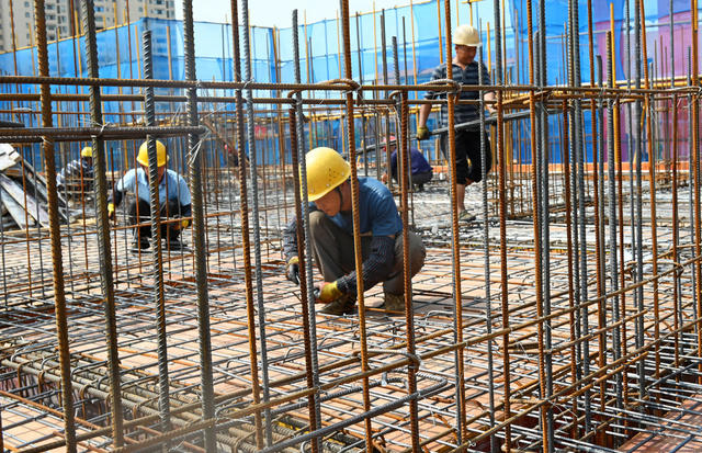 重点工程项目 施工 建筑 工人  高温天气 错峰施工 生产进度 工地 工程建设